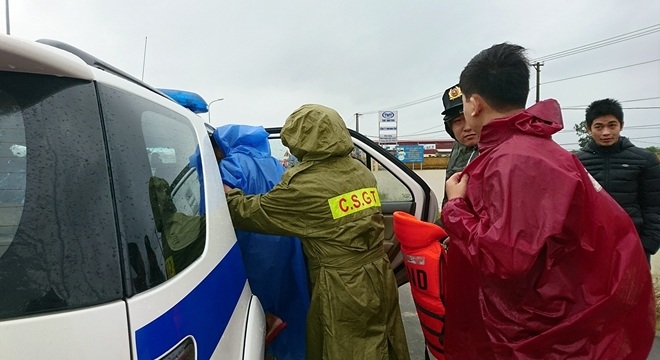 Lực lượng CSGT Quảng Nam giúp di dời người dân đến nơi an toàn.