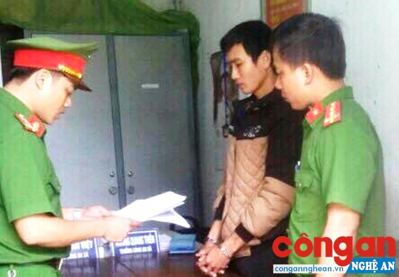 Công an huyện Hương Khê đọc lệnh bắt tạm giam đối tượng Hoàng Xuân Hải