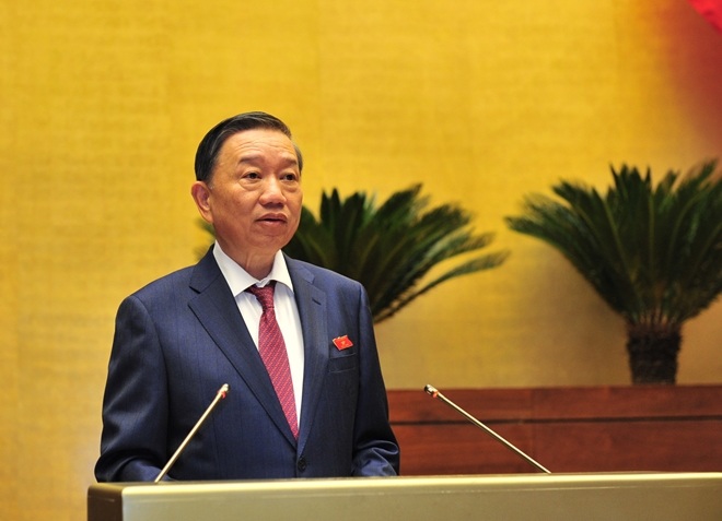 Thượng tướng Tô Lâm, Ủy viên Bộ Chính trị, Bộ trưởng Bộ Công an trình bày Báo cáo trước Quốc hội.