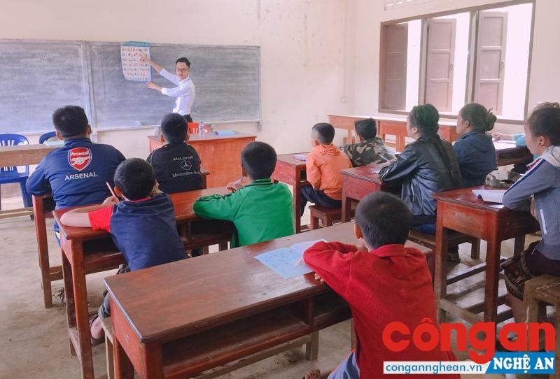 Đội sinh viên tình nguyện quốc tế dạy Tiếng Việt tại Xiêng Khoảng