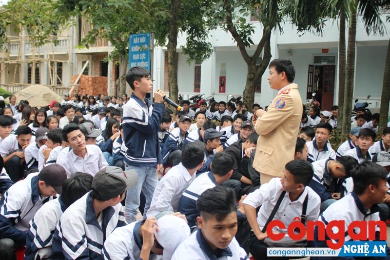 Lực lượng CSGT Công an huyện Nghi Lộc đang tổ chức cho các em tham gia trả lời câu hỏi