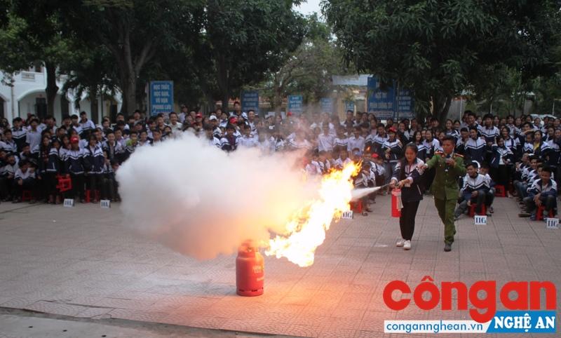 Phòng Cảnh sát PC&CC số 2 thuộc Cảnh sát PC&CC tỉnh Nghệ An tổ chức thực hành cho các em dập tắt đám cháy do rò rỉ bình ga