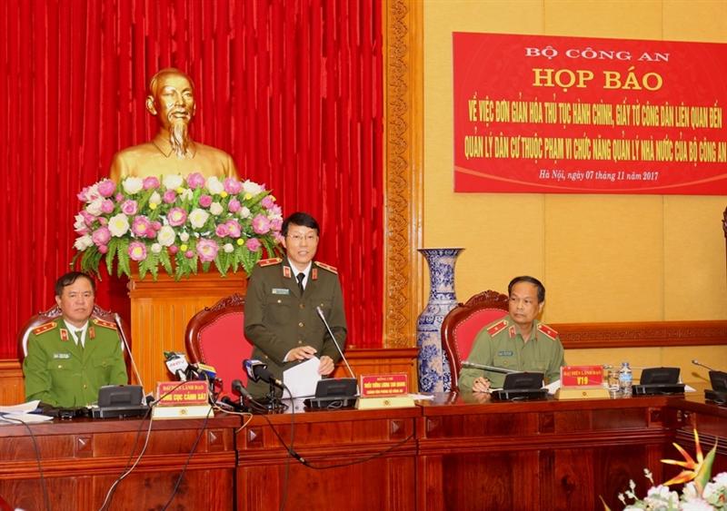 Thiếu tướng Lương Tam Quang phát biểu tại buổi họp báo.
