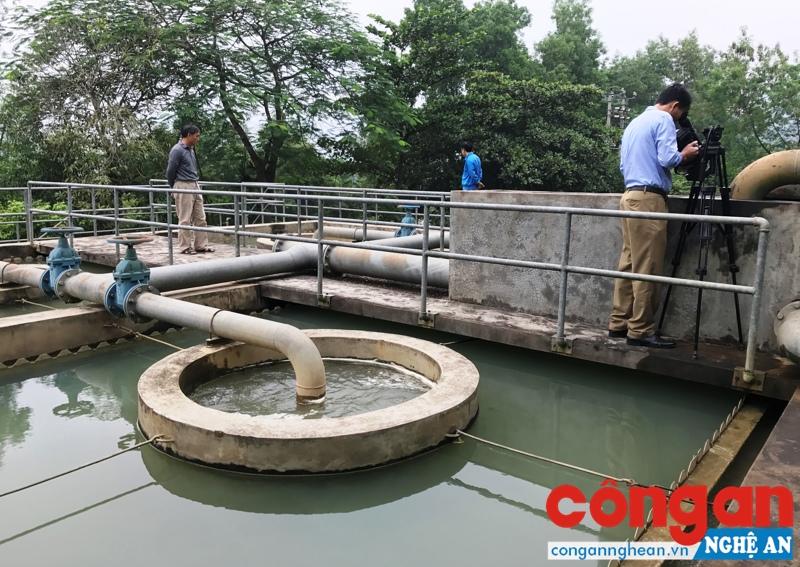 Đoàn kiểm tra liên ngành kiểm tra chất lượng nước tại Trạm cấp nước thị trấn Quỳ Hợp