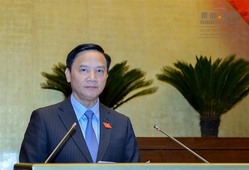 Chủ nhiệm Ủy ban Pháp luật Nguyễn Khắc Định trình bày Báo cáo thẩm tra Báo cáo công tác giải quyết khiếu nại, tố cáo của công dân năm 2017