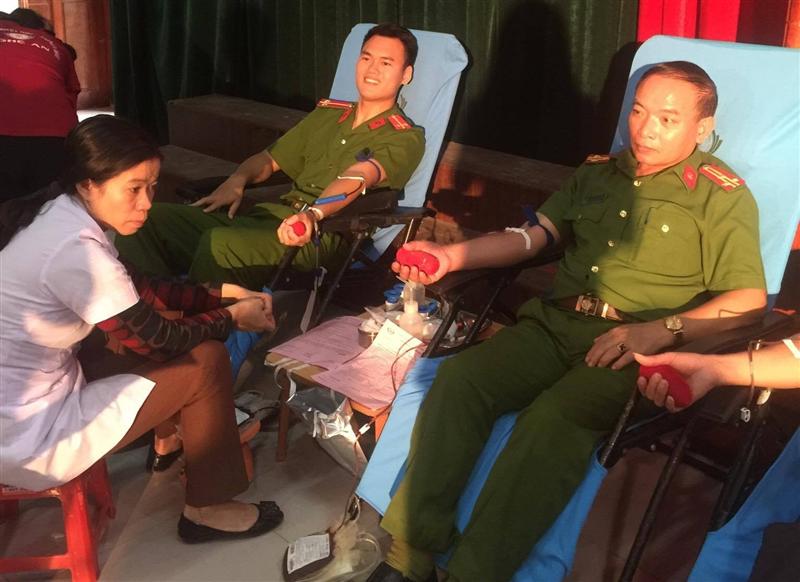 Lãnh đạo và CBCS Công an huyện Quỳnh Lưu tham gia hiến máu tình nguyện