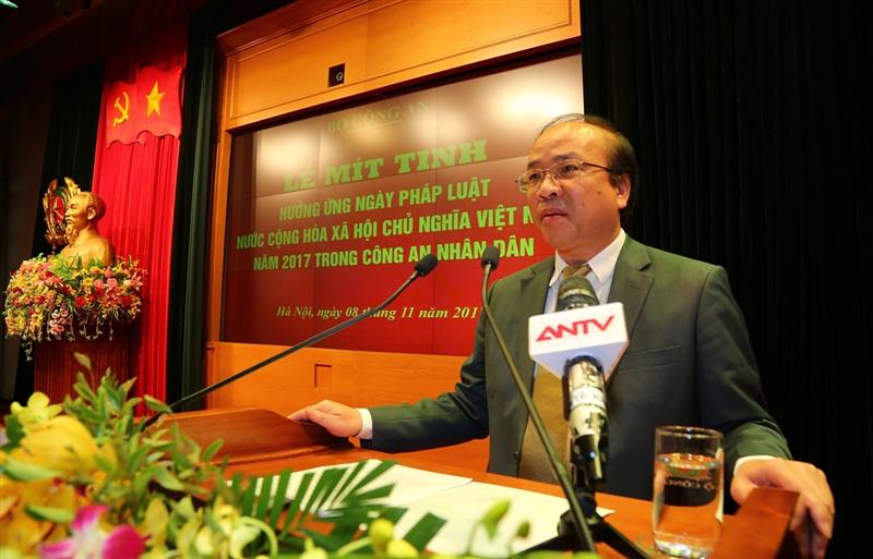 Đồng chí Phan Chí Hiếu, Thứ trưởng Bộ Tư pháp phát biểu tại Lễ mít-tinh.
