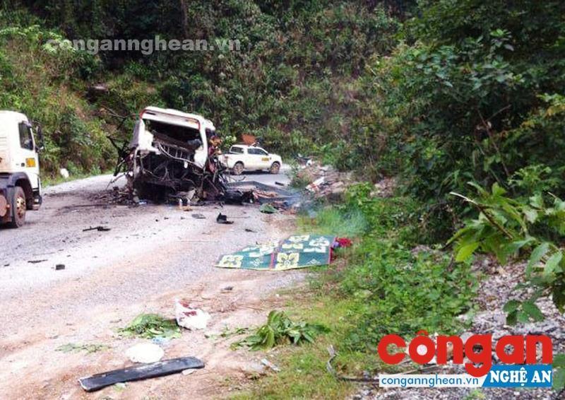 Hiện trường vụ nổ xe khách Khánh Đơn tại Lào do chở pháo khiến 8 người Việt thiệt mạng