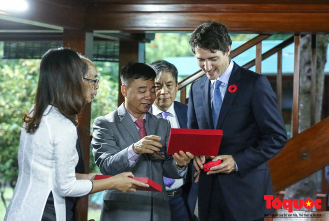 Giám đốc Khu di tích Phủ Chủ tịch thay mặt cán bộ nhân viên khu di tích đã tặng Thủ tướng Canada món quà nhỏ. (ảnh: Tổ quốc)