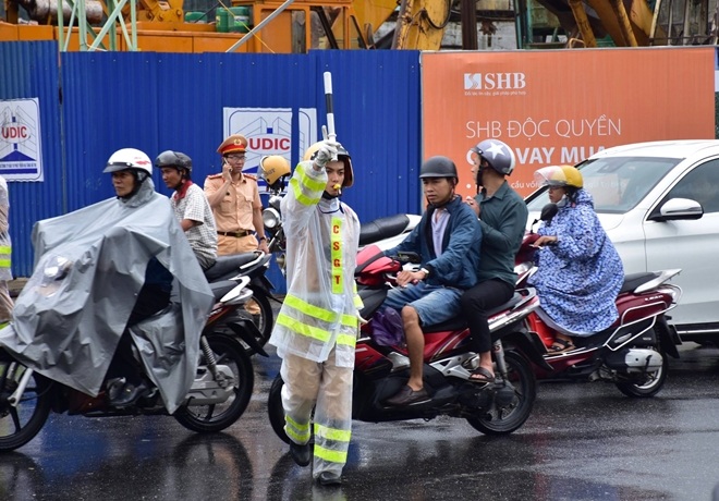 Điều tiết giao thông trên đường phố Đà Nẵng (ảnh: Thân Lai).