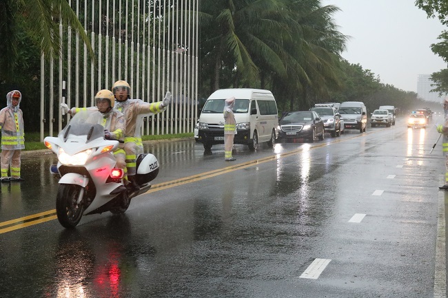 Hình ảnh chiến sĩ CSGT không ngại mưa gió băng băng trên những tuyến đường dẫn các đoàn đại biểu tham dự APEC đã để lại ấn tượng đẹp với quan khách tham dự Hội nghị và người tham gia giao thông. Ảnh: Minh Hải