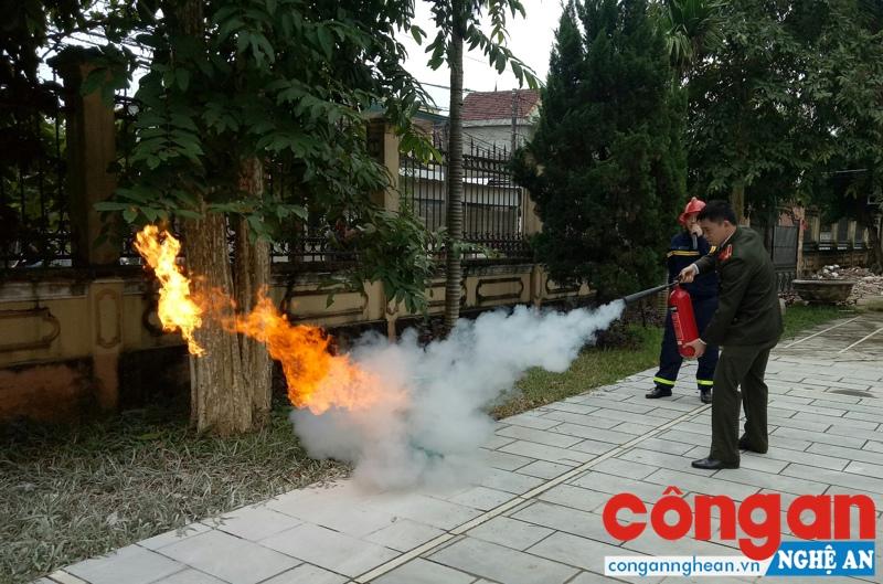 Cán bộ, chiến sỹ Công an TX Thái Hòa thực hành cách sử dụng bình cứu hỏa dập tắt đám cháy