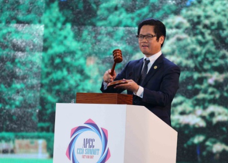 Ông Vũ Tiến Lộc, Chủ tịch Phòng Thương mại và Công nghiệp Việt Nam, Chủ tịch Hội nghị Thượng đỉnh Doanh nghiệp APEC 2017 thực hiện nghi thức bế mạc hội nghị