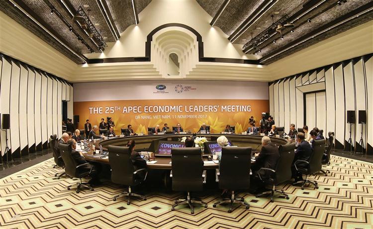 Các nhà Lãnh đạo APEC dự phiên họp kín thứ nhất sau lễ khai mạc.