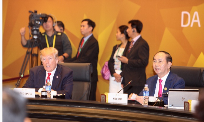 Chủ tịch nước Trần Đại Quang và Tổng thống Hoa Kỳ Donald Trump tham dự phiên họp.