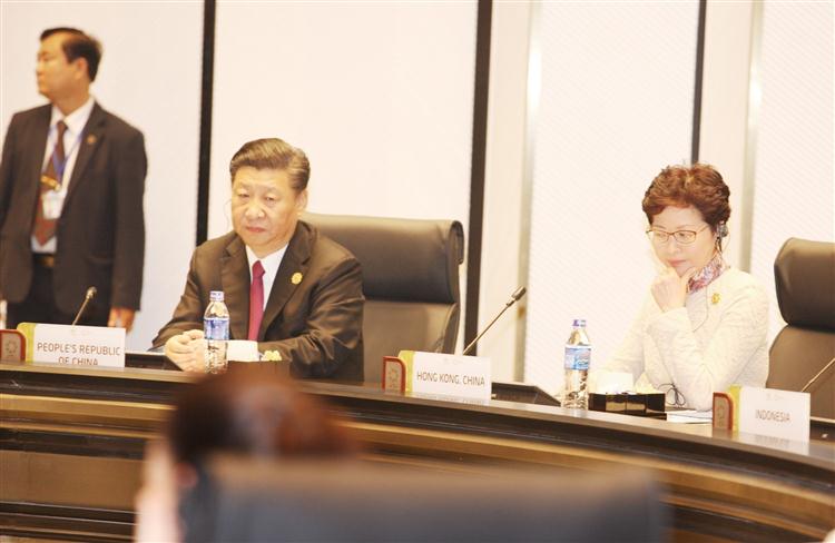 Chủ tịch Trung Quốc Tập Cận Bình và Trưởng đoàn Hong Kong-Trung Quốc Lâm Trịnh Nguyệt Nga tại phiên họp.