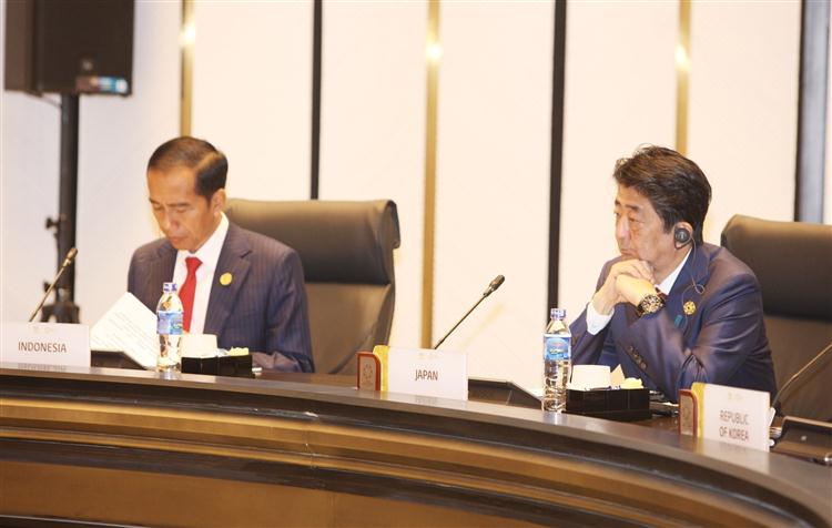 Tổng thống Indonesia Joko Wikodo và Thủ tướng Nhật Bản Shinzo Abe tại phiên họp.
