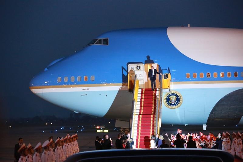 Tổng thống Hoa Kỳ Donald Trump tới sân bay Nội Bài. Ảnh VGP/Nhật Bắc