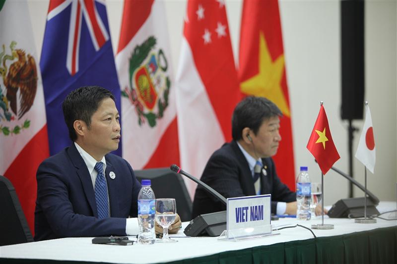 Bộ trưởng Bộ Công Thương Trần Tuấn Anh và ông Toshimitsu Motegi - Bộ trưởng Tái thiết kinh tế Nhật Bản đồng chủ trì họp báo về TPP. Ảnh: VGP/Lưu Hương