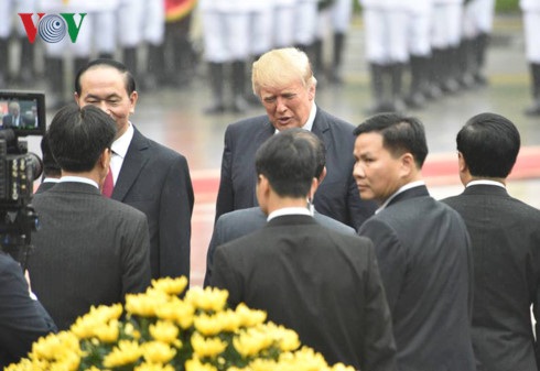 Tổng thống Donald Trump bắt tay các thành viên đoàn Việt Nam tại Lễ đón
