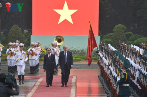 Chủ tịch nước Trần Đại Quang mời Tổng thống Hợp chủng quốc Hoa Kỳ Donald Trump duyệt đội danh dự Quân đội nhân dân Việt Nam.