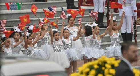 Các cháu thiếu nhi vẫy cờ hai nước Việt Nam, Hoa Kỳ
