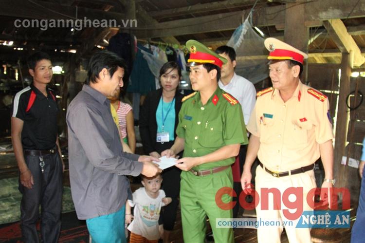 Đồng chí Thượng tá Nguyễn Đức Hải,                                                 Phó Giám đốc Công an tỉnh, Phó Ban ATGT tỉnh thăm hỏi,             trao quà cho nạn nhân bị tai nạn giao thông tại xã Châu Thôn, huyện Quế Phong (tháng 11/2016)