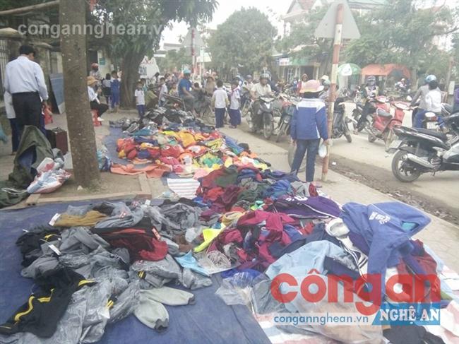 Bán quần áo lấn chiếm vỉa hè ở huyện Quỳnh Lưu