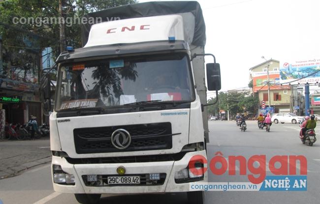 Xe ô tô tải BKS 29C-089.42 vừa vào đầu đường Nguyễn Văn Cừ đã bị người dân ghi hình ảnh (Ảnh chụp lúc 15 giờ ngày 12/11/2017)