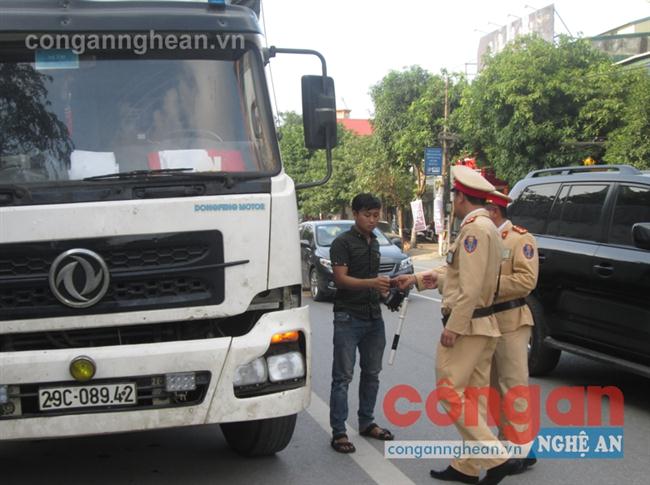 Lực lượng CSGT kiểm tra giấy tờ và xử phạt tài xế Bùi Văn Quỳnh