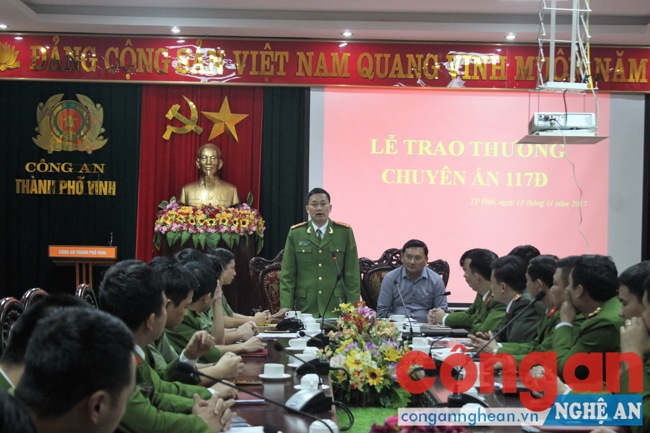 Đồng chí Đại tá Nguyễn Mạnh Hùng, PGĐ Công an tỉnh đánh giá cao chiến công của Công an TP Vinh trên lĩnh vực đấu tranh với tội phạm ma túy