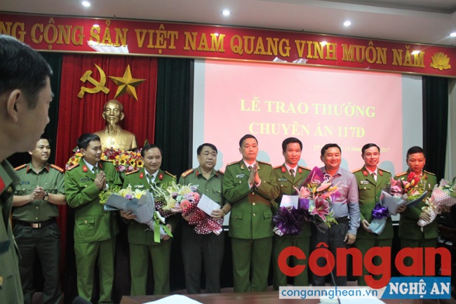 Đồng chí Đại tá Nguyễn Mạnh Hùng và đồng chí Đậu Vĩnh Thịnh tặng hoa chúc mừng Ban chuyên án.