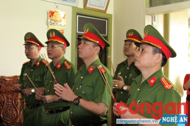Lãnh đạo, chỉ huy Phòng CSHS thắp hương tưởng nhớ 2 liệt sĩ là con trai mẹ VNAH Phan Thị Hòa