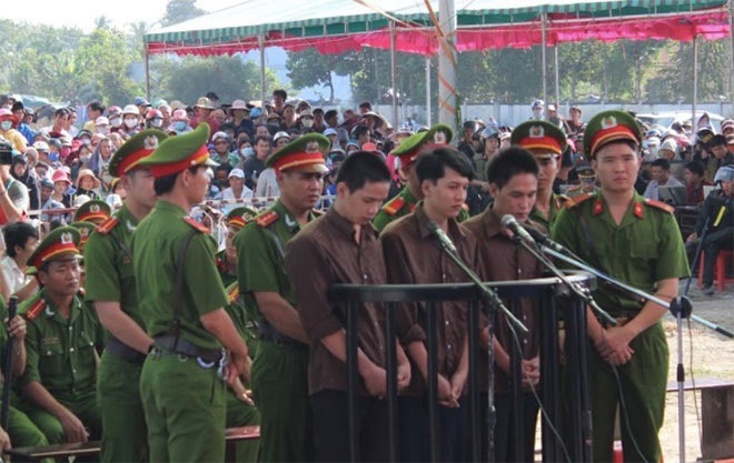 Ba bị cáo (từ trái sang) Vũ Văn Tiến, Nguyễn Hải Dương và Trần Đình Thoại tại tại phiên tòa sơ thẩm lưu động ngày 17-12-2015, diễn ra ở huyện Chơn Thành, tỉnh Bình Phước.