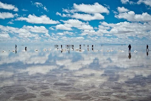 Cánh đồng muối Salar de Uyuni ở Daniel Campos, Bolivia. Đây là mỏ muối lớn nhất thế giới, phản chiếu long lanh mây trời.