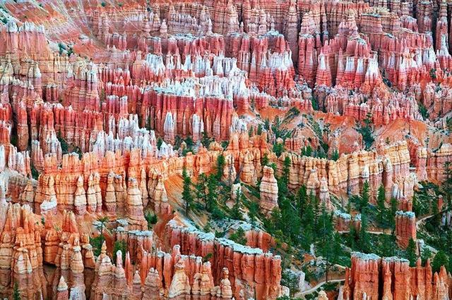Vườn quốc gia Bryce Canyon ở bang Utah, Mỹ, có thể khiến nhiều du khách mê mẩn với những cột đá màu đỏ và da cam nhiều lớp.