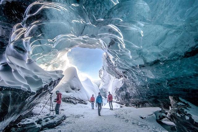 Sông băng Vatnajökull ở Iceland. Phong cảnh trông tựa một thế giới khác, với hang đá, hẻm núi và núi lửa.