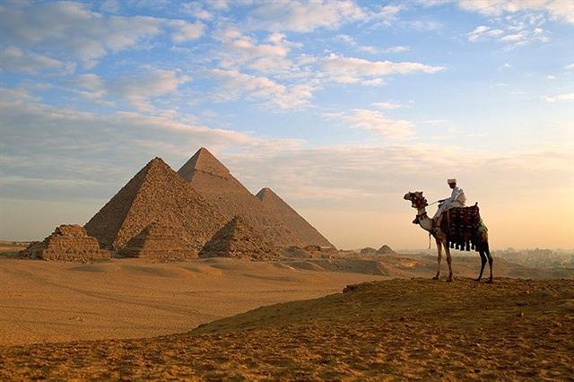 Các kim tự tháp Giza ở Ai Cập, với vẻ đẹp kiến trúc kinh điển và nhiều bí ẩn khoa học chưa khám phá hết.