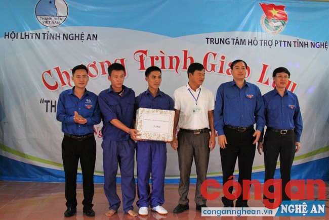  Hội LHTN - Trung tâm Hỗ trợ PTTN trao quà tỉnh cho đại diện lãnh đạo và học viên Trung tâm GD-LĐXH Phúc Sơn