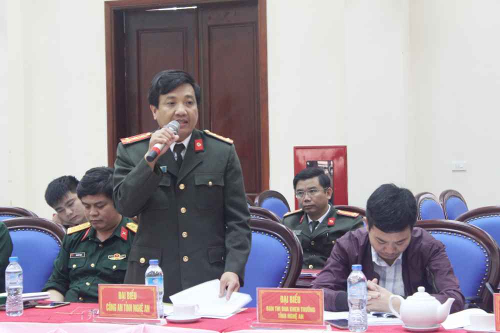Đồng chí Đại tá Hồ Văn Tứ, Phó Giám đốc Công an tỉnh phát biểu tại hội nghị tổng kết.