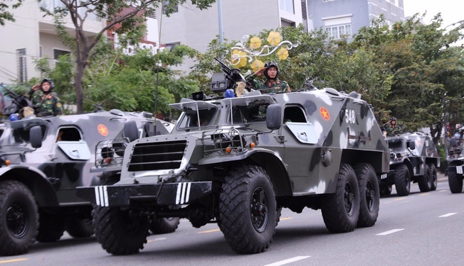 Các chiến sỹ Quân đội nhân dân bên xe đặc chủng tại Lễ xuất quân bảo vệ APEC.