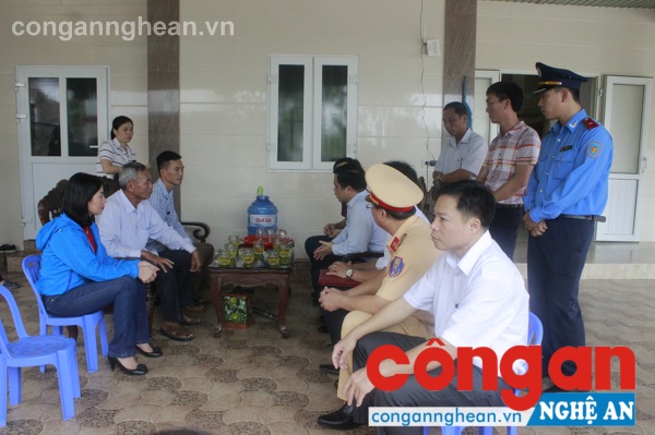 Đòn công tác đến thăm hỏi, động viên gia đình ông Trần Đình Mận, xóm Lam Đồng, xã Hưng Tây