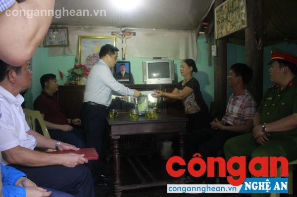 Đồng chí Huỳnh Thanh Điền tặng quà cho gia đình có người thân TNGT tại xóm Hưng Thịnh, xã Hưng Tây