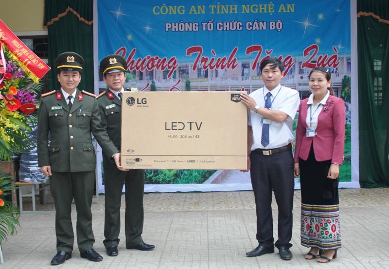 Lãnh đạo Phòng tổ chức cán bộ Công an tỉnh Nghệ An tặng ti vi cho nhà trường.