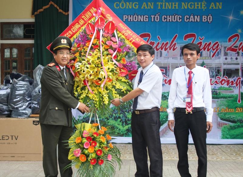 Đồng chí Đại tá Hồ Văn Tứ, Phó Giám đốc Công an tỉnh tặng hoa chúc mừng các thầy cô nhân ngày 20/11.