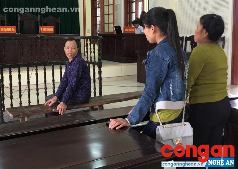 Bị cáo Lương Văn Tuấn nói chuyện với vợ và con gái trong giờ Hội đồng xét xử nghị án