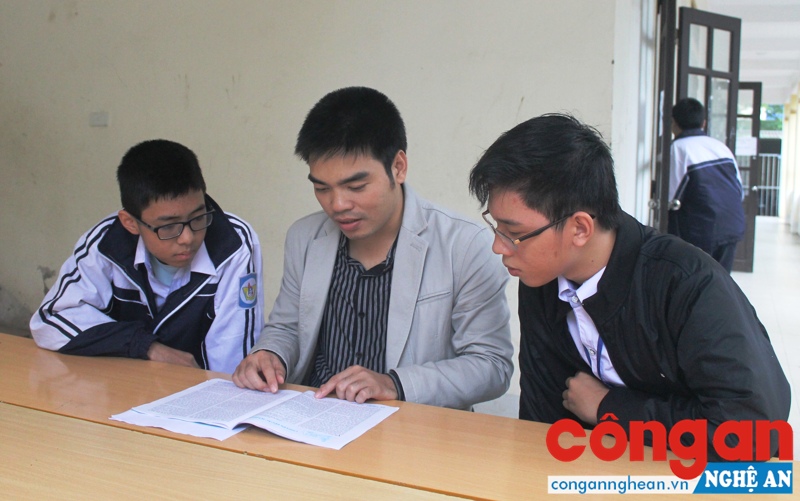 Thầy giáo trẻ Hồ Sỹ Hùng (giữa) luôn tâm niệm để có được thành công phải có niềm đam mê và lòng tự trọng nghề nghiệp