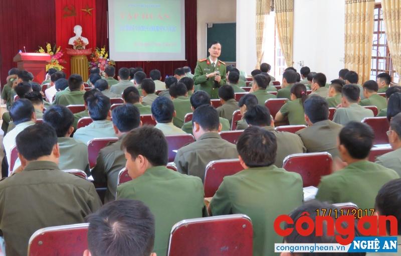 Thượng tá Hoàng Nghĩa Phượng, Phó Chánh Văn phòng cơ quan CSĐT Công an tỉnh trực tiếp quán triệt tại lớp tập huấn