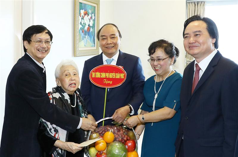 Thủ tướng Nguyễn Xuân Phúc thăm Nhà giáo Nhân dân, Nghệ sỹ Ưu tú Thái Thị Liên - Ảnh: VGP/Quang Hiếu