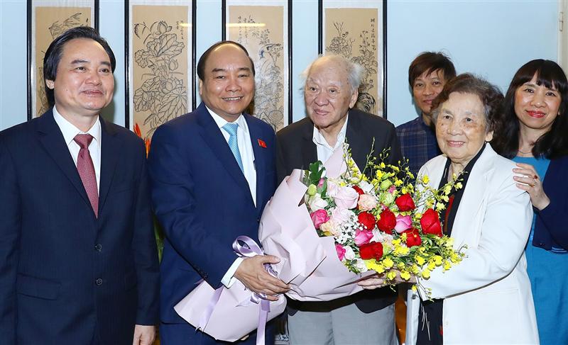 Thủ tướng Nguyễn Xuân Phúc thăm nhà văn Vũ Tú Nam - Ảnh: VGP/Quang Hiếu